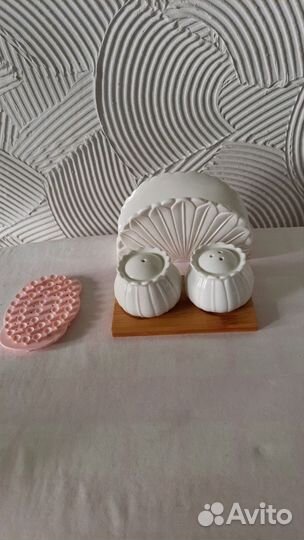 Солонка и перечница, салфетница фарфор. Набор