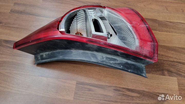 Фонарь задний правый renault sandero 1 скол