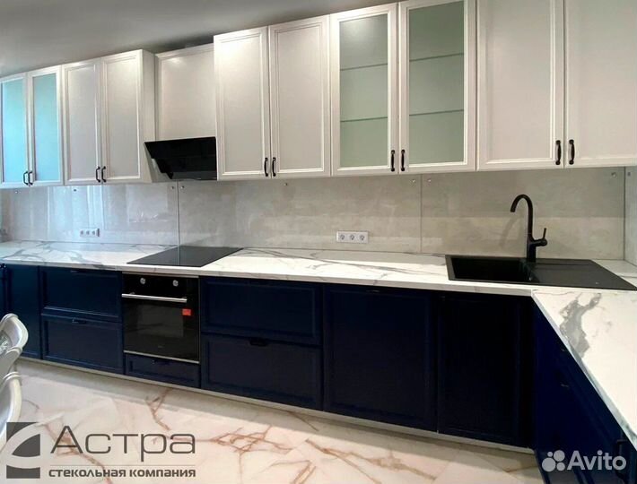 Скинали стеклянный фартук на кухню