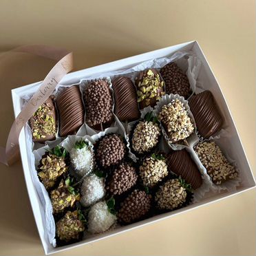 Клубника и бананы в шоколаде с фисташкой