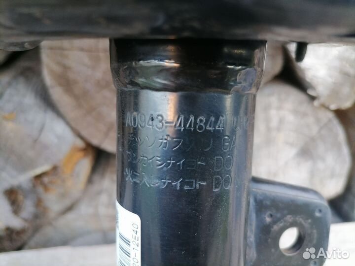 Передние амортизаторы Toyota Corolla 180