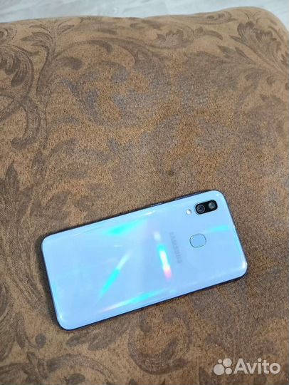 Телефон Samsung а40