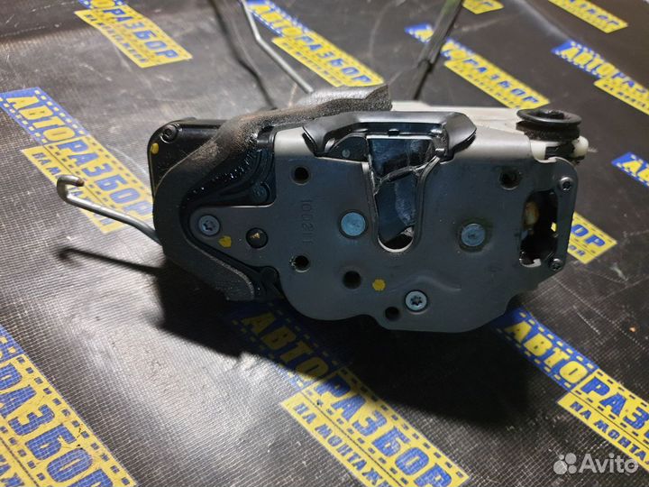 Замок двери задней левой Опель Астра J