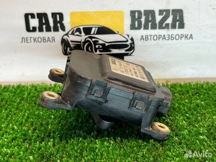 Моторчик заслонки печки Audi4B1820511