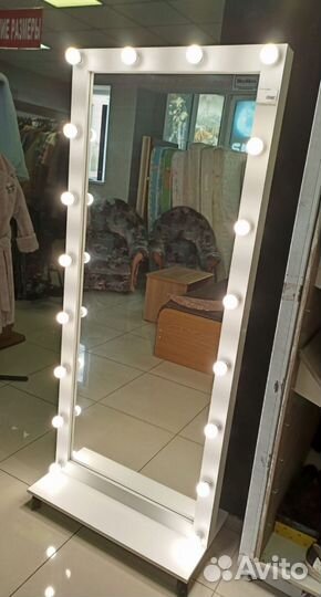 Гримерное зеркало с лампочками