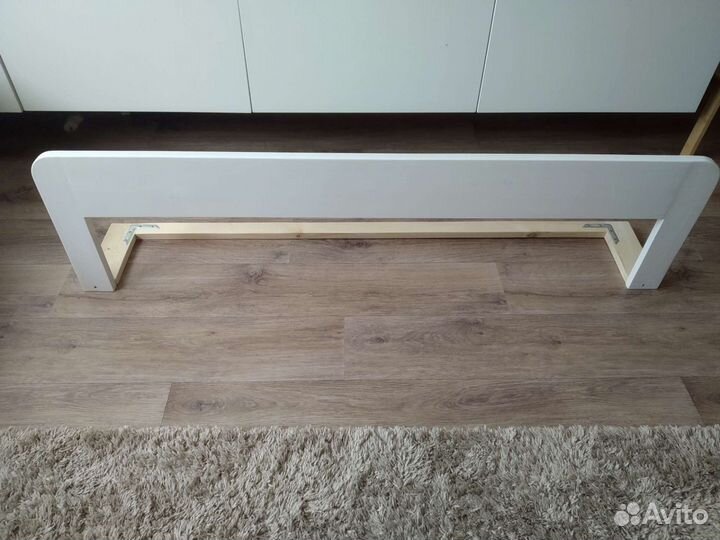 Ограничитель для кровати из массива дерева