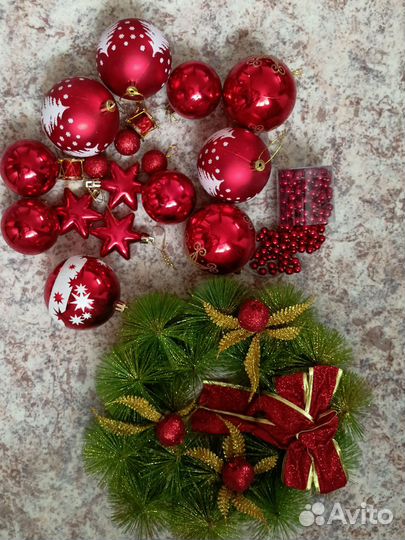 Ель с новогодними украшениями