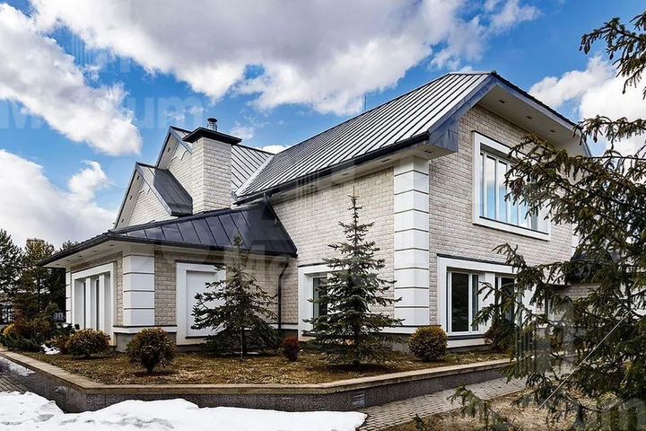 Коттедж 901 м² на участке 24,5 сот.