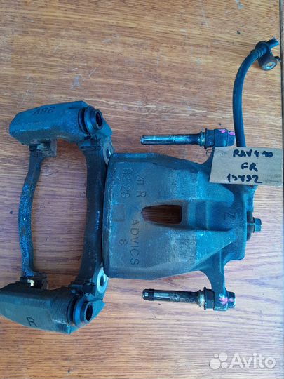 Суппорт передний правый Toyota RAV4 40