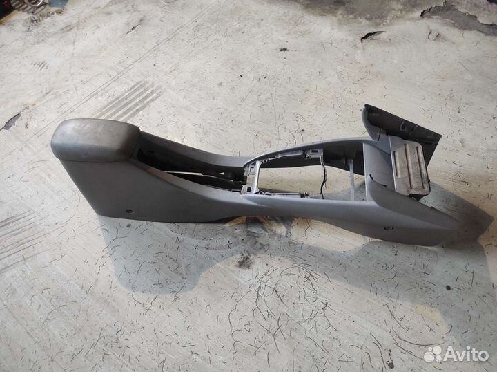 Подлокотник Mazda 323 1.6 AT 2001 рестайлинг