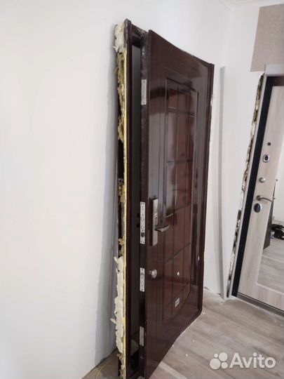 Дверь входная металлическая от застройщика