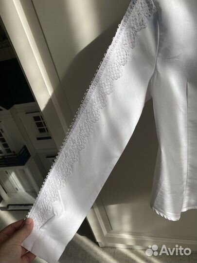 Блуза Deloras с кружевом на рукавах