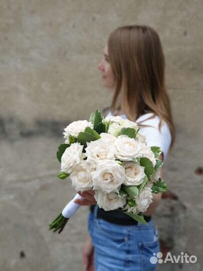 Свадебный букет невесты из кустовых роз