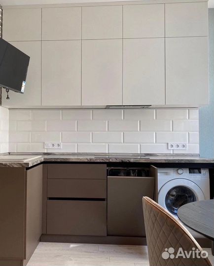 Угловая кухня с подсветкой, цвет молочный шоколад