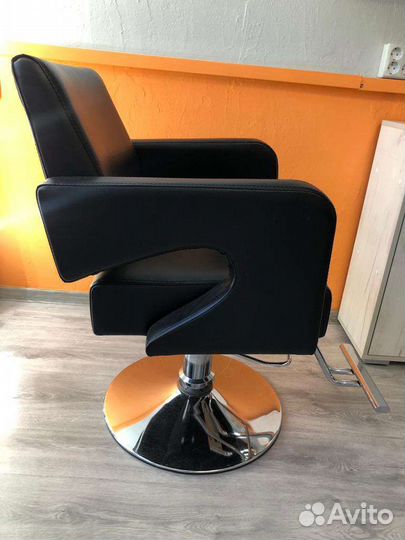 Продам парикмахерское кресло