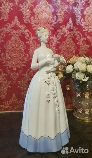 Статуэтка фарфоровая