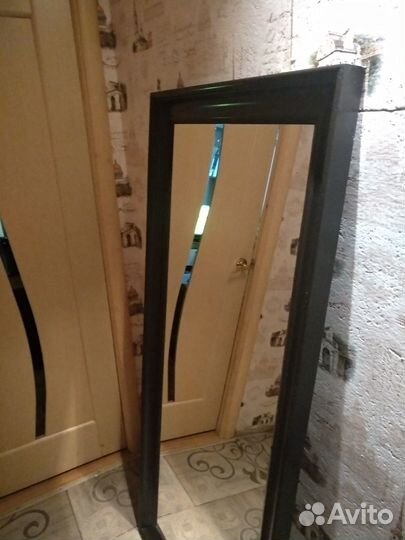 Большое настенное зеркало в деревянной раме