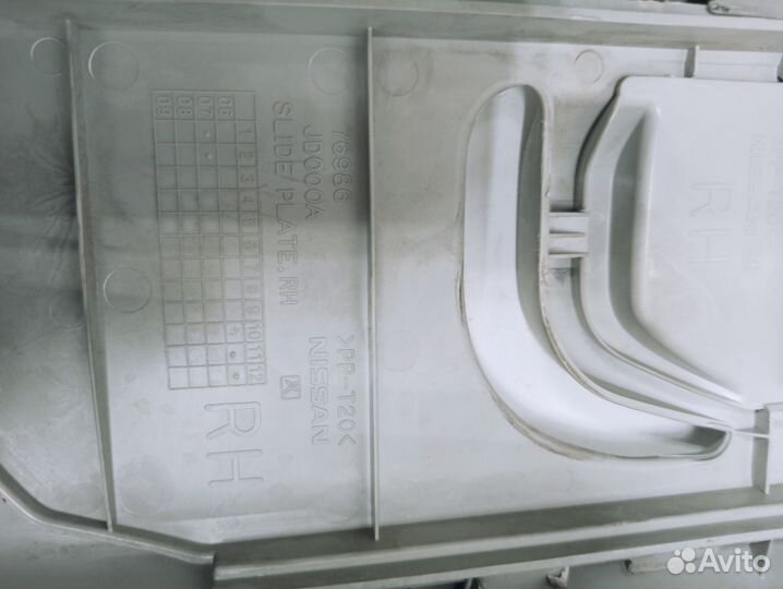 Обшивка стойки средняя правая Nissan Qashqai (J10)