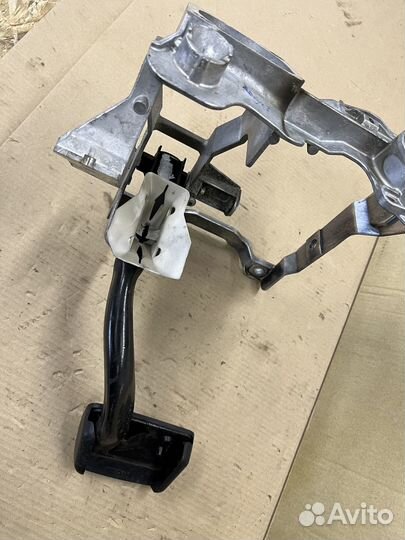 Педаль тормоза с кронштейном Ауди А4 Б9