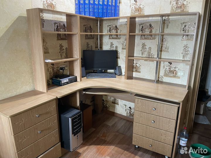 Рабочий компьютерный стол