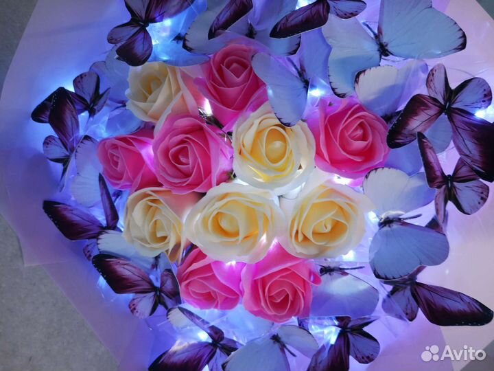 Букет из бабочек и мыльных роз. В наличии