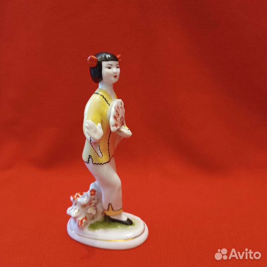 Статуэтка Китаянка с веером