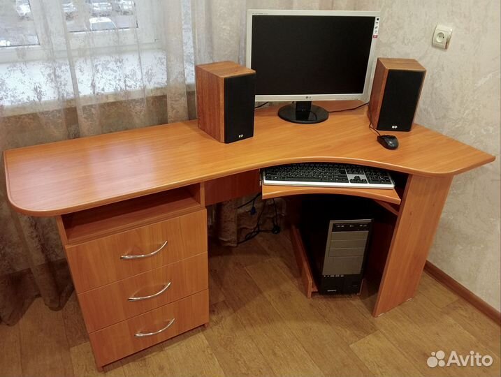 Компьютерный стол