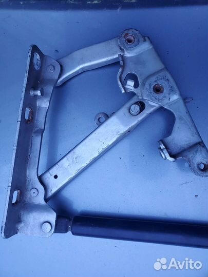 Петля капота правая/леваяамортиз Мерс 2118800228PW