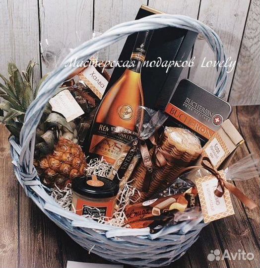 Подарочная корзина с продуктами подарок