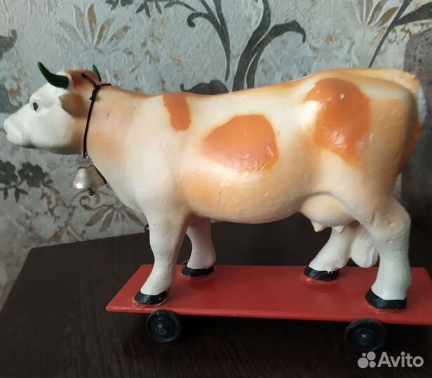 Игрушка Корова на колесиках 1976 год