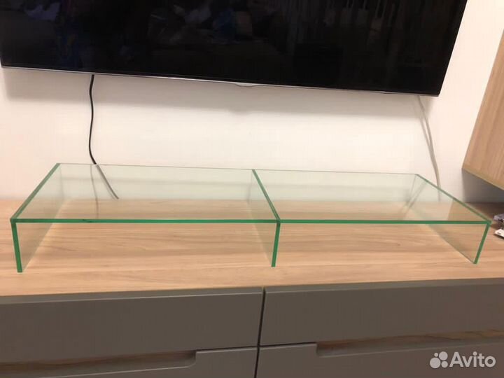 Стеклянная полка под телевизор