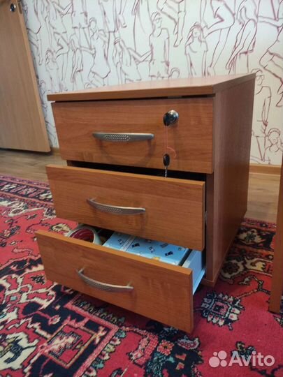 Письменный/компьютерный стол с тумбочкой