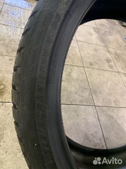 Yokohama BLUEARTH WINTER V905 295/30 R22