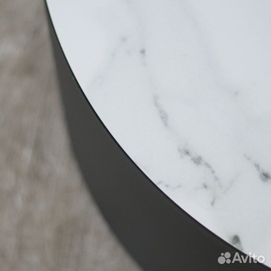 Дизайнерский стол из металла круглый