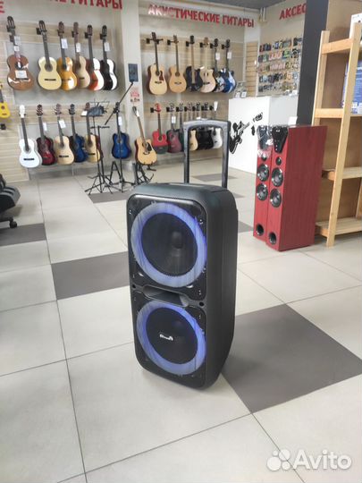 Блютуз колонка. Громкая. Долго держит заряд