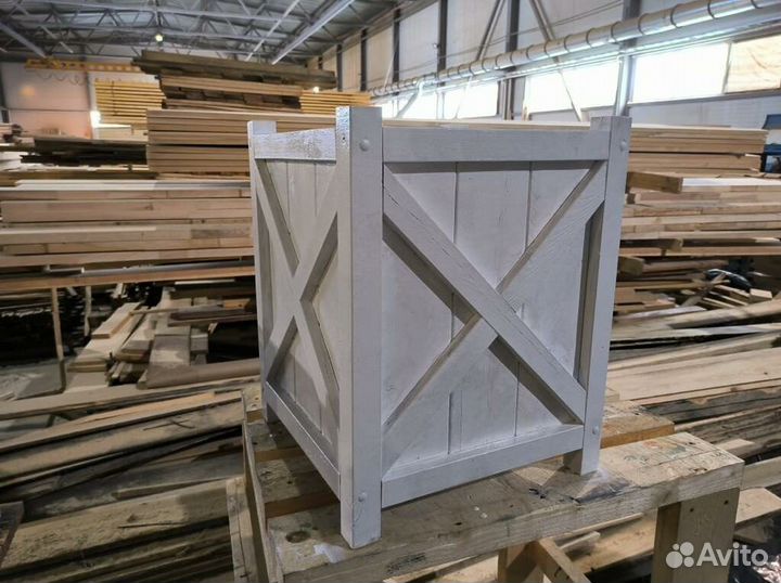 Кашпо крашенное из лиственницы 