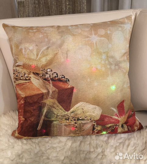 Подушка светится фонариками