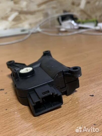 Сервопривод заслонок печки Volkswagen Tiguan