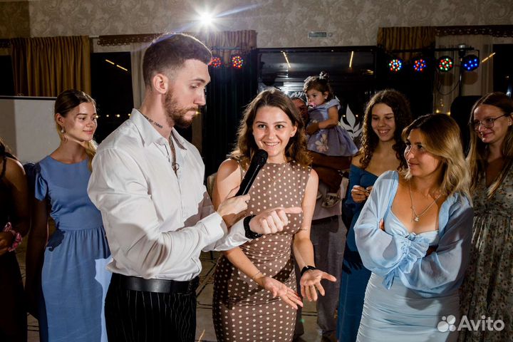 Ведущий с диджеем