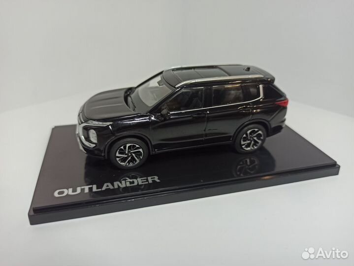 Коллекционная модель Mitsubishi outlander 1:43