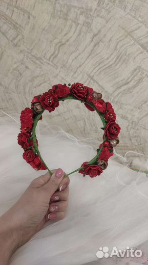 Ободок с красными цветами
