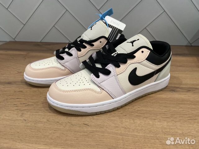 Женские кроссовки Nike Air Jordan розово-бежевые