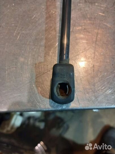 Амортизатор капота VW Jetta 5