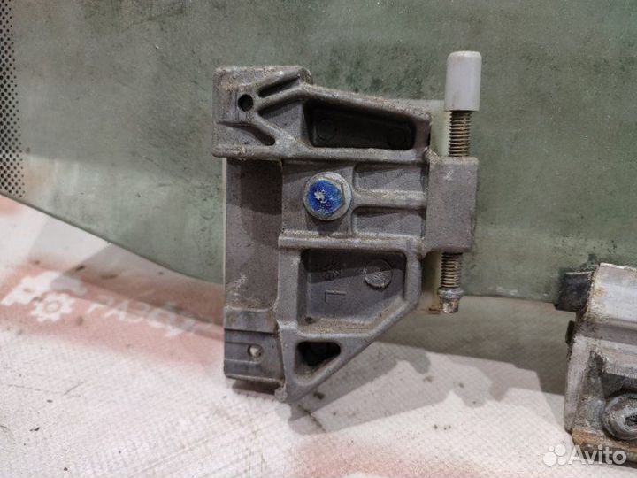 Стекло двери переднее левое Mercedes-Benz