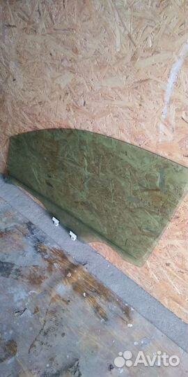 Стекло двери правой передней Nissan Tiida C 11