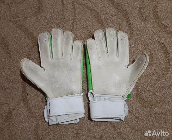 Вратарские перчатки