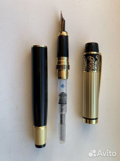 Перьевая ручка черная с золотом
