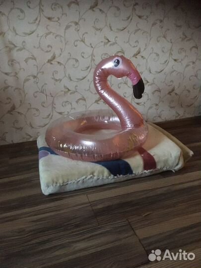 Надувной круг розовый фламинго с блестками