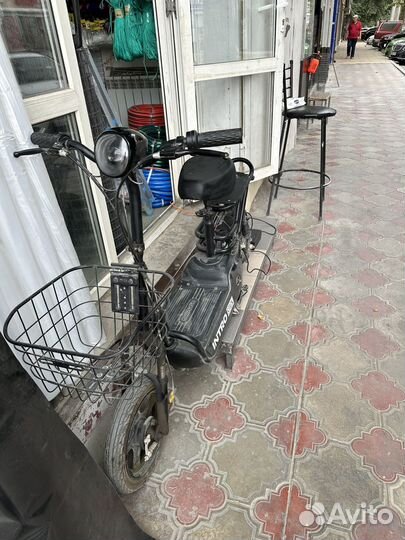 Электроскутер с педалями Intro Stick белый 350W