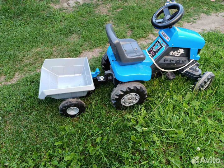 Синий трактор с прицепом